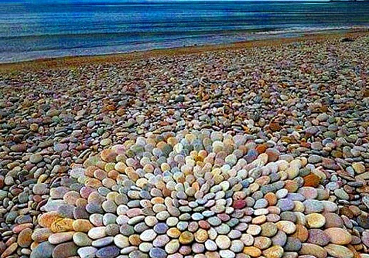 Bãi đá 7 màu ở Tuy Phong được xem là độc nhất vô nhị ở Việt Nam.