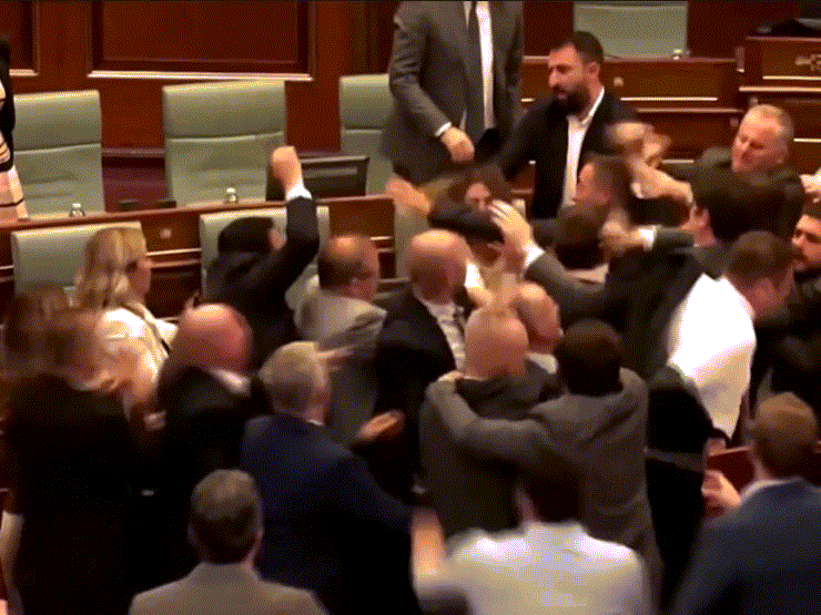 VIDEO: Ẩu đả, tạt nước ngay trong cuộc họp cơ quan lập pháp Kosovo