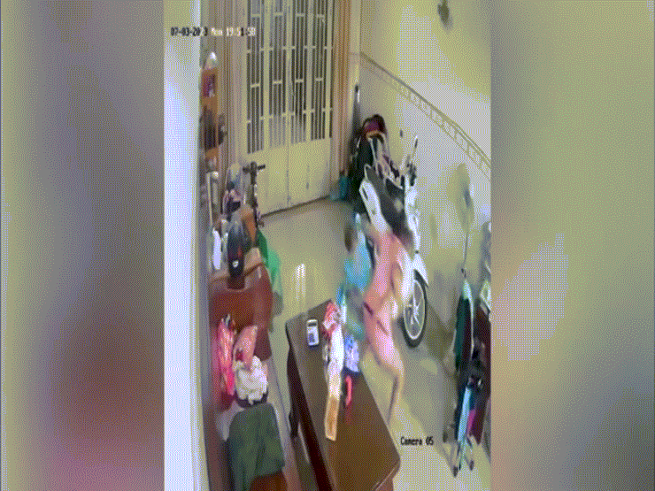 Clip: Người mẹ thót tim cứu con vài giây trước khi trần nhà đổ sập