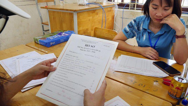 Phụ huynh, học sinh đến đăng ký nhập học ở Trường THPT Minh Quang hôm 13/7. Ảnh: Hoàng Mạnh Thắng