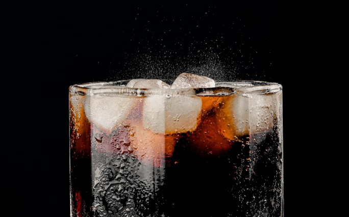 Nước ngọt ăn kiêng và các đồ uống ăn kiêng khác là một trong những thứ hay chứa aspartame - Ảnh minh họa từ HEALTH LINE