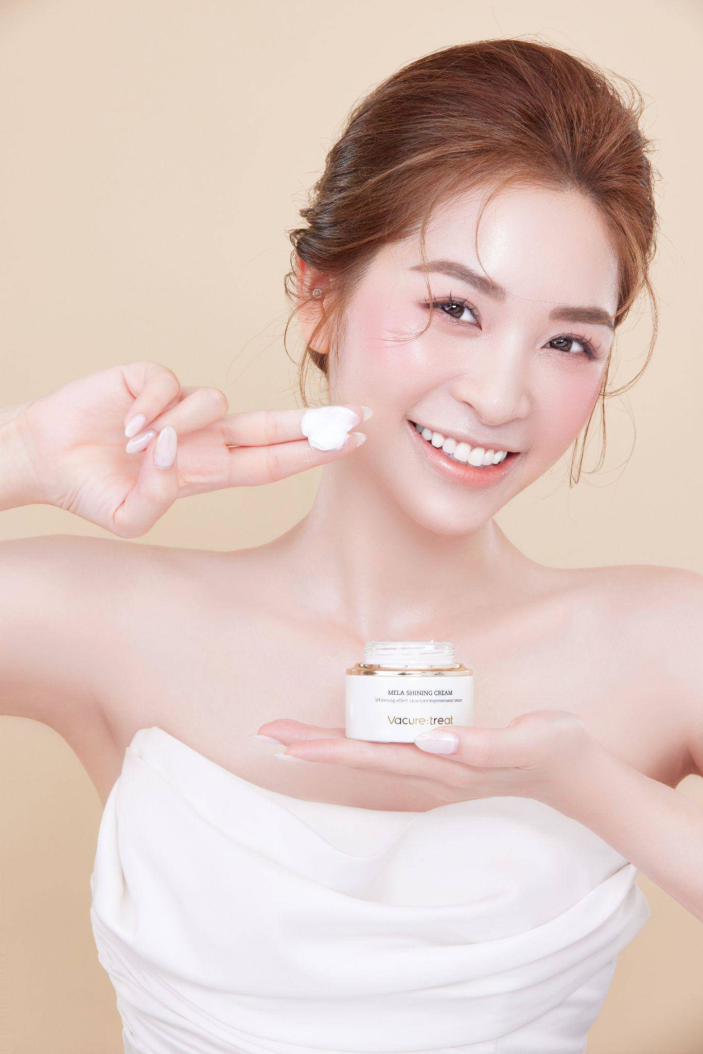 Bí quyết sở hữu làn da “không tuổi” của Vicky Nhung và dàn sao Việt - 2