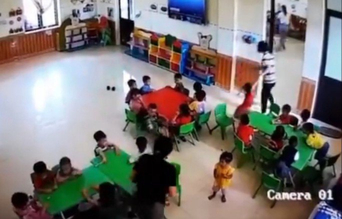 Hình ảnh trẻ mầm non bị cô giáo kéo lê ra ngoài gây bất bình. Ảnh cắt từ clip