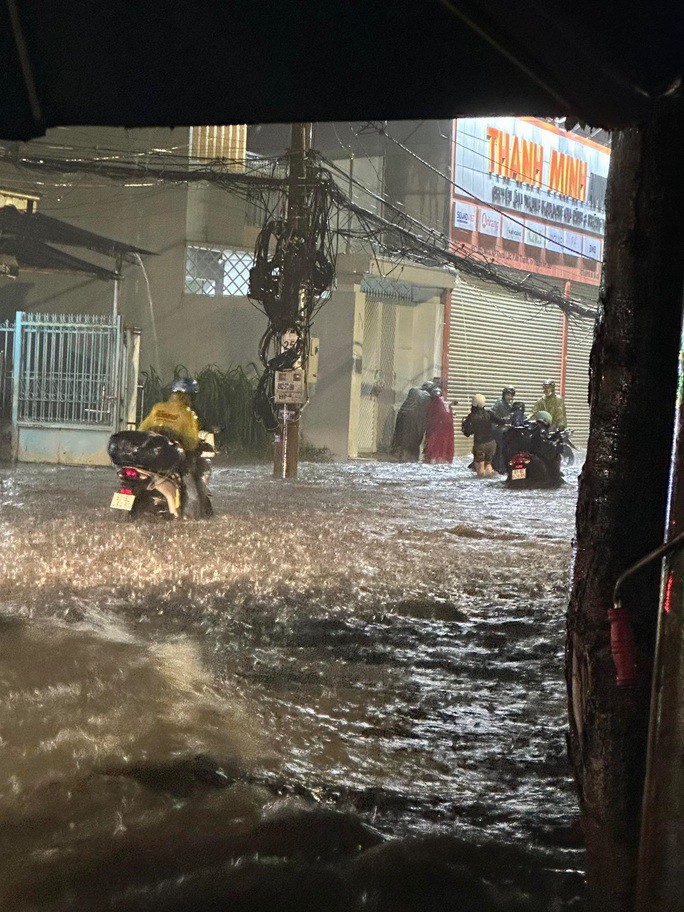 Clip: Nước cuồn cuộn trong cơn mưa lớn ở TP HCM - 10