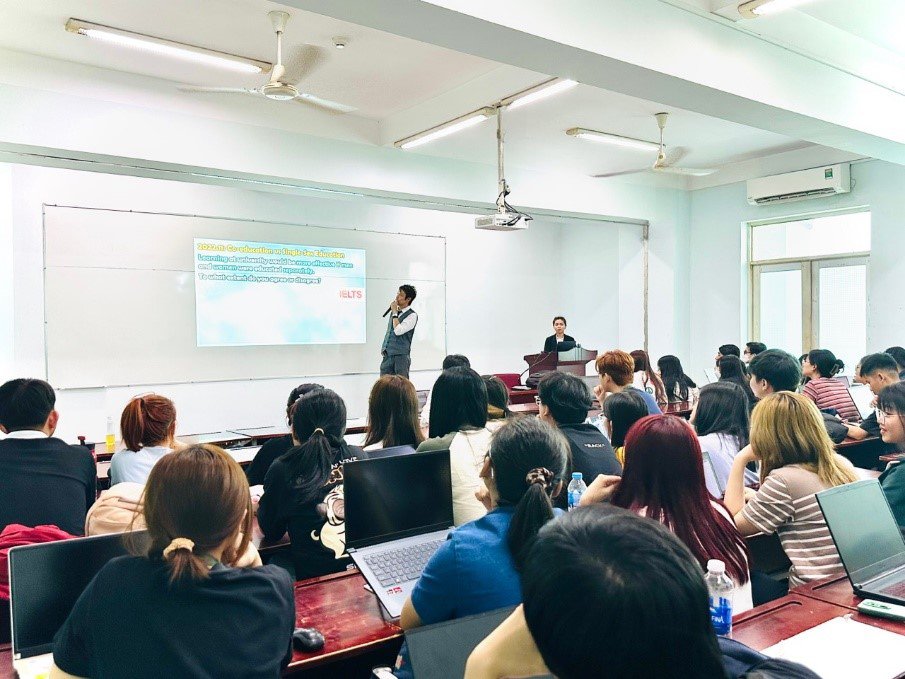 Dr Karson Oten tại buổi chia sẻ về Phương pháp học tiếng Anh hiệu quả cùng Sinh viên trường UEL (Đại Học Kinh Tế Luật)