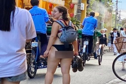 Thời trang - Loạt ảnh du khách vô tư mặc "mát mẻ" đi dạo phố cổ Hội An gây tranh cãi