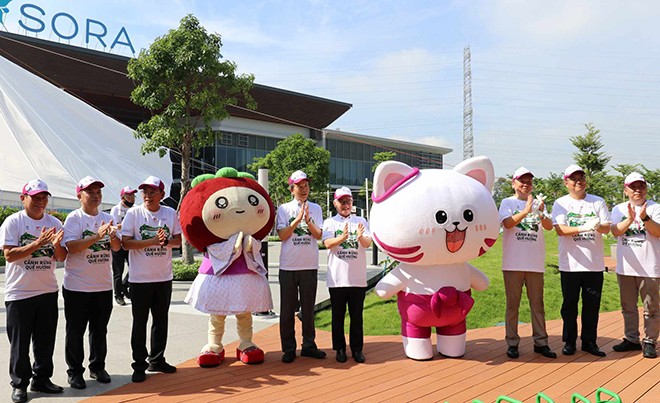 Các đại biểu tham gia và chụp hình kỷ niệm tại Lễ trồng cây do BECAMEX TOKYU &amp; AEON Việt Nam phối hợp tổ chức