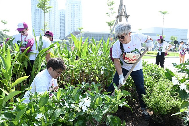 Cư dân địa phương, người tham dự hăng say tham gia trồng cây trong chương trình&nbsp;