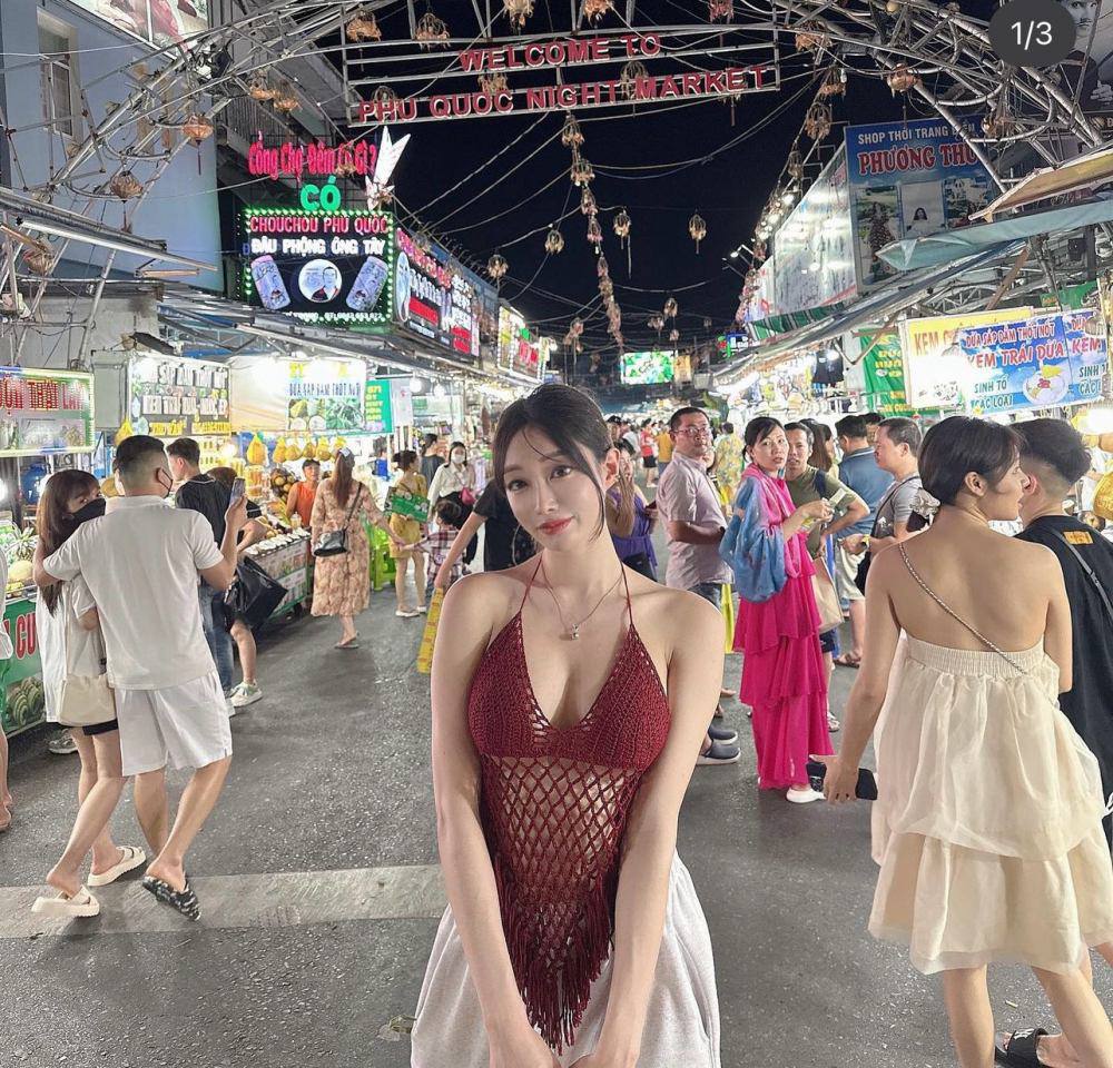 Ngoại hình xinh đẹp của&nbsp;Jinuary thu hút sự chú ý của những người qua đường, khi cô dạo chơi ở chợ đêm Phú Quốc. Cùng với đó, cô luôn ưu tiên lối trang điểm nhẹ nhàng để tôn lên vẻ đẹp nữ tính.&nbsp;