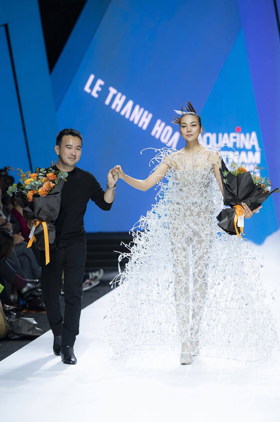 Thanh Hằng diện váy đính pha lê nặng 50kg trong show diễn của Lê Thanh Hòa - 6