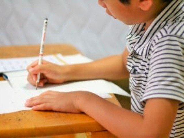 Bạn trẻ - Cuộc sống - Viết văn chia sẻ "bí mật khó nói của bố mẹ", cậu bé tiểu học ngay sau đó bị cô giáo gọi điện về cho phụ huynh