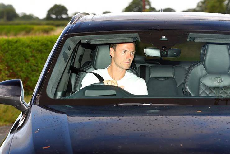 Jonny Evans đến sân tập Carrington của MU