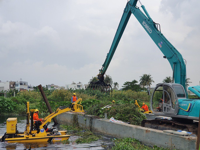 Máy vớt rác trên sông Vàm Thuận - Bến Cát, quận Gò Vấp hoạt động hiệu quả (Ý Linh)