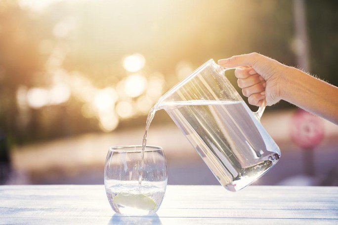 Nếu nguồn nước nơi bạn sống không thực sự đảm bảo, nên sử dụng hệ thống lọc phù hợp cho nước uống thay vì chỉ đun sôi - Ảnh: MEDICAL NEWS TODAY