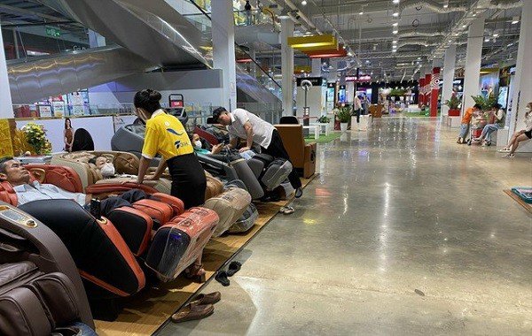 Người tiêu dùng tìm hiểu về ghế massage trước khi mua