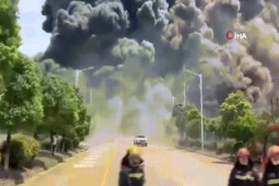 VIDEO: Nhà máy hóa chất phát nổ rồi cháy kinh hoàng