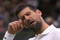 Djokovic giả vờ khóc khi ”làm khổ” Sinner, bị trọng tài làm khó