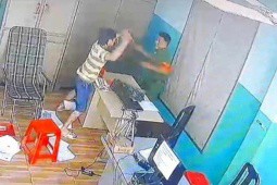 TP.HCM: Người đàn ông cầm hung khí vào trụ sở tấn công công an phường