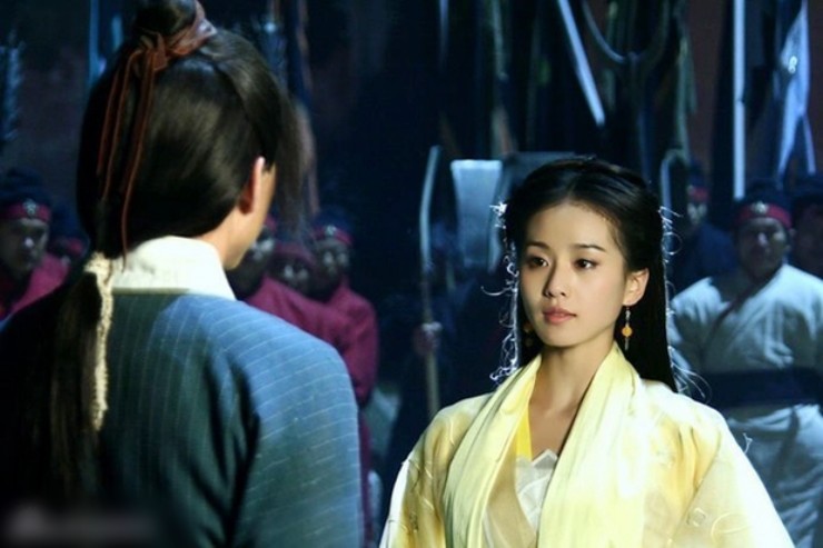 Hoàng Sam nữ tử xuất hiện ở gần cuối phim "Ỷ Thiên Đồ Long ký".