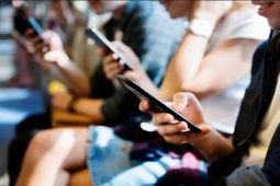 Thời trang Hi-tech - Những điều mọi người làm với điện thoại đang khiến họ gặp nguy hiểm