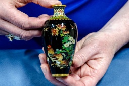 Phi thường - kỳ quặc - Chiếc bình nhỏ cỡ bàn tay được chào bán giá gần 280 triệu đồng có gì đặc biệt?