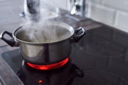 Pháp luật - Bị "tiểu tam" gọi điện khiêu khích, vợ tạt nước sôi vào "chỗ hiểm" của chồng