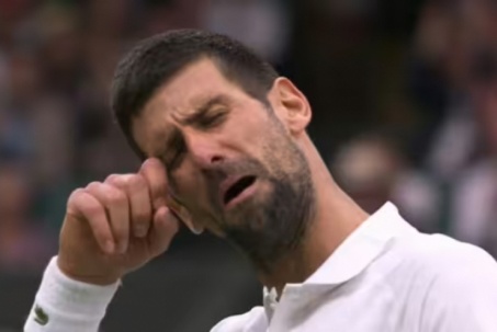 Djokovic giả vờ khóc khi "làm khổ" Sinner, bị trọng tài làm khó