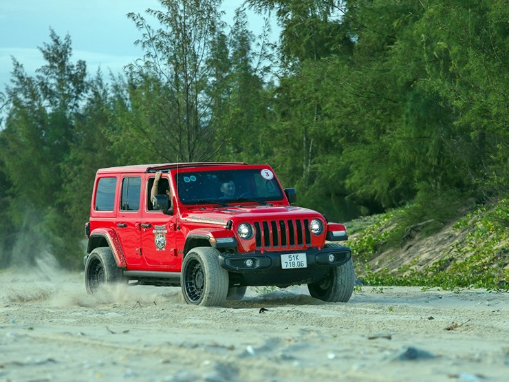 Trải nghiệm xe Jeep trên đa địa hình tại miền Trung nắng gió