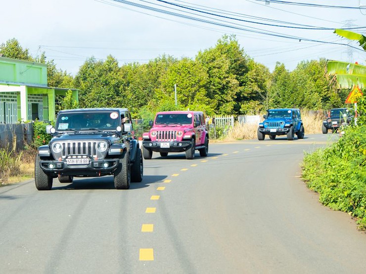 Trải nghiệm xe Jeep trên đa địa hình tại miền Trung nắng gió