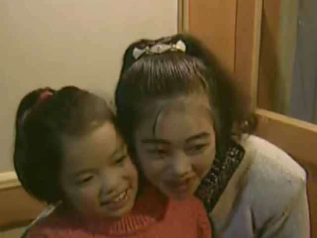 Bạn trẻ - Cuộc sống - Hai đứa trẻ bị y tá trao nhầm, 10 năm sau rơi vào bi kịch khi cả 2 gia đình chỉ muốn giành nuôi đứa trẻ xinh đẹp học giỏi