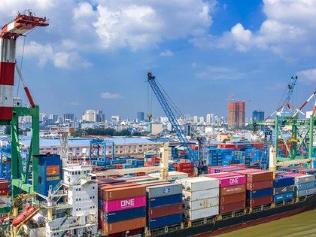 Kinh doanh - Chi phí vận chuyển container Bắc - Nam đắt gấp đôi đi Mỹ