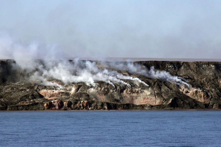 Kỳ lạ ngọn đồi bốc khói bất kể ngày đêm dù xung quanh không có lửa cháy - 3
