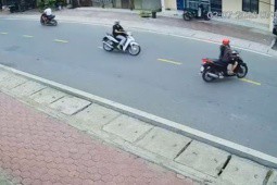 Clip: Nữ tài xế đi xe máy bị tông ngã ngửa vì sang đường thiếu quan sát