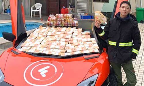 Cách đây vài năm, cư dân ở một trong những khu dân cư nghèo nhất quận Sham Shui Po (Hồng Kông) được phen náo loạn khi thấy một thiếu gia cưỡi siêu xe Lamborghini chở tiền trên phố. Ảnh: SCMP 