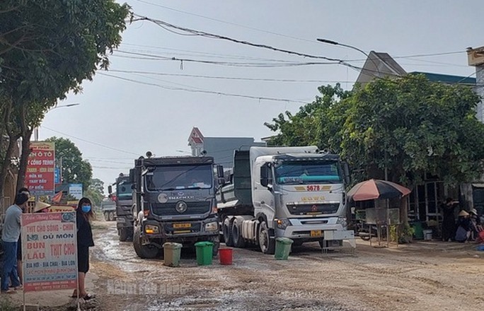 Dân mang thùng rác chặn xe tải trọng lớn làm hỏng đường - 1