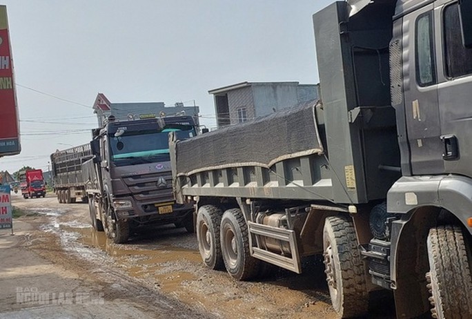 Dân mang thùng rác chặn xe tải trọng lớn làm hỏng đường - 2