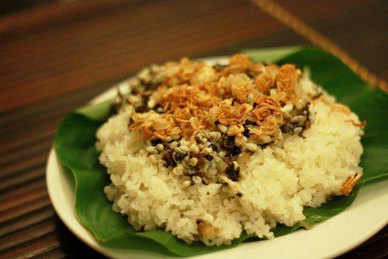 Xôi trứng kiến là món ăn lạ miệng và hấp dẫn vô cùng.