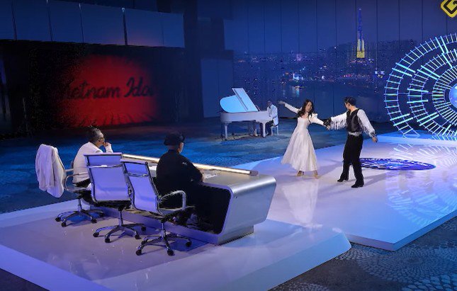 Giám khảo Vietnam Idol háo sắc? - 4