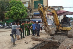 Tin tức trong ngày - Phát hiện khẩu súng thần công dài gần 2m thời triều Nguyễn