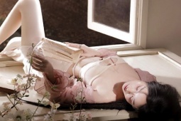 Thời trang - "Cô bé trà sữa" được khen như nữ thần với váy "tàng hình"