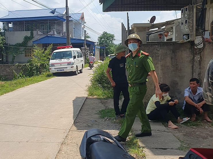 Lực lượng công an khám nghiệm căn nhà nơi xảy ra vụ việc