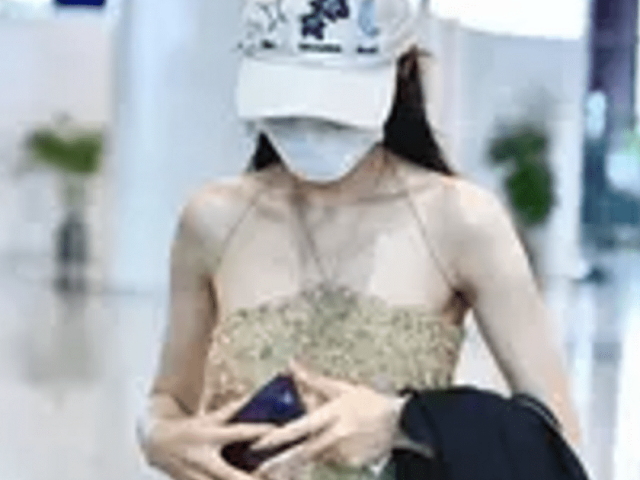 Đời sống Showbiz - Địch Lệ Nhiệt Ba bị sàm sỡ tại sân bay khiến người hâm mộ phẫn nộ