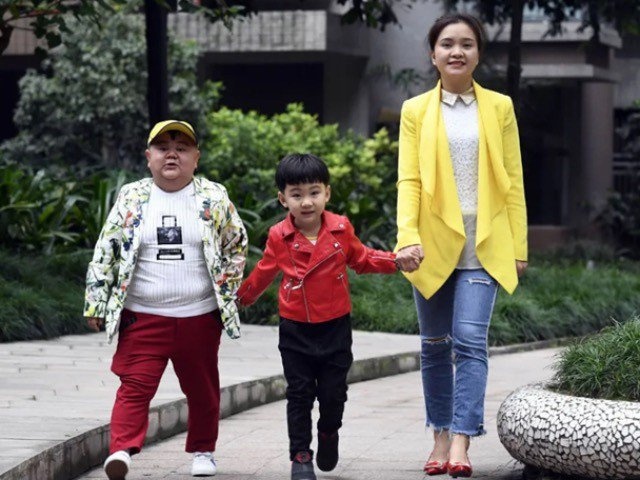 Bạn trẻ - Cuộc sống - Chàng lùn 1m2 có biệt thự xe sang, lấy 2 đời vợ chân dài Hoa hậu, con sinh ra vui mừng vì không giống bố