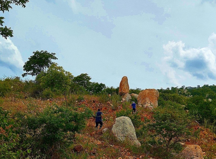 Phát hiện bộ xương người trên khu vực núi đá ở Bình Thuận - 2