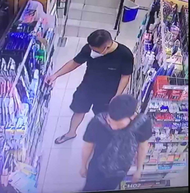 Nhóm thanh niên vào cửa hàng tiện lợi lấy trộm đồ bị camera ghi lại. Ảnh cắt từ clip