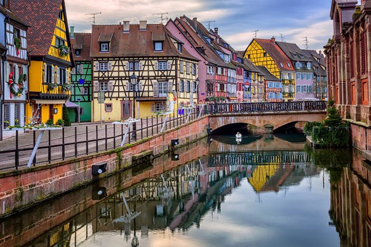 Comar, Pháp: Thật dễ hiểu tại sao thị trấn nhỏ ở vùng Alsace của Pháp này được gọi là “Venice thu nhỏ”. Dọc theo con kênh là những tòa nhà đầy màu sắc tuyệt đẹp và con đường lát đá cuội.
