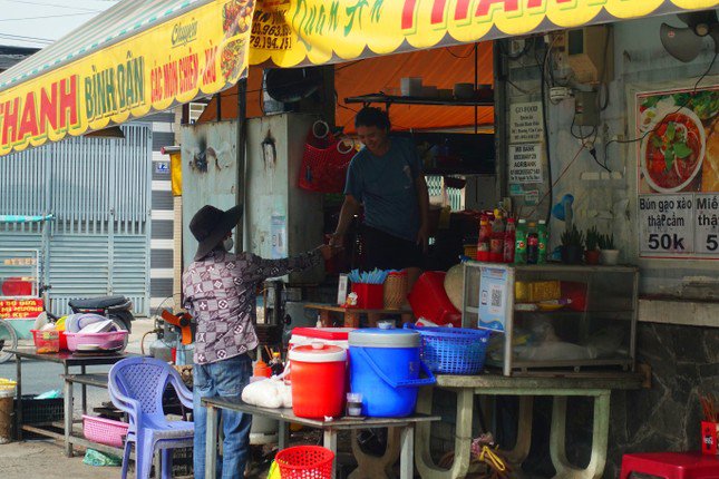 Nơi nền nhà cao hơn mặt đường cả mét, nhưng người dân vẫn phải... chạy ngập - 13