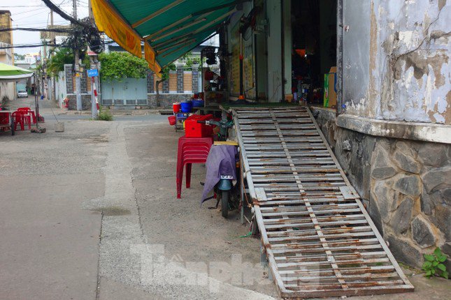 Nơi nền nhà cao hơn mặt đường cả mét, nhưng người dân vẫn phải... chạy ngập - 14