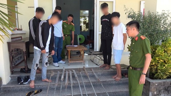 Nhóm thanh, thiếu niên tàng trữ hung khí chuẩn bị đánh nhau thì bị Công an phường Thủy Vân (TP Huế) phát hiện, ngăn chặn.