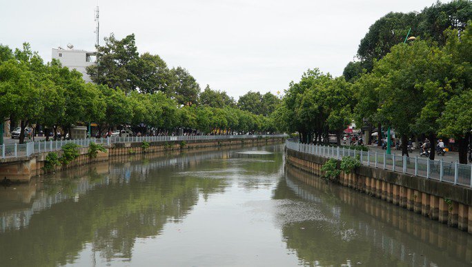 Dù đã gần về trưa nhưng khu vực kênh Nhiêu Lộc vẫn chưa có nắng